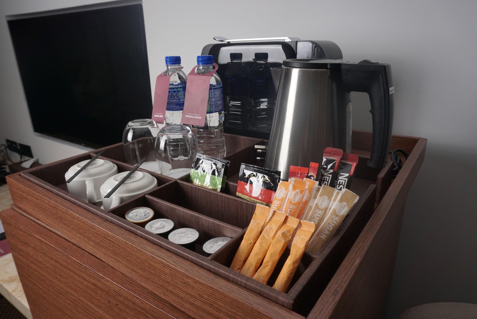 Movenpick Hotel & Convention Centre Klia Sepang Zewnętrze zdjęcie A tea and coffee tray in a hotel room