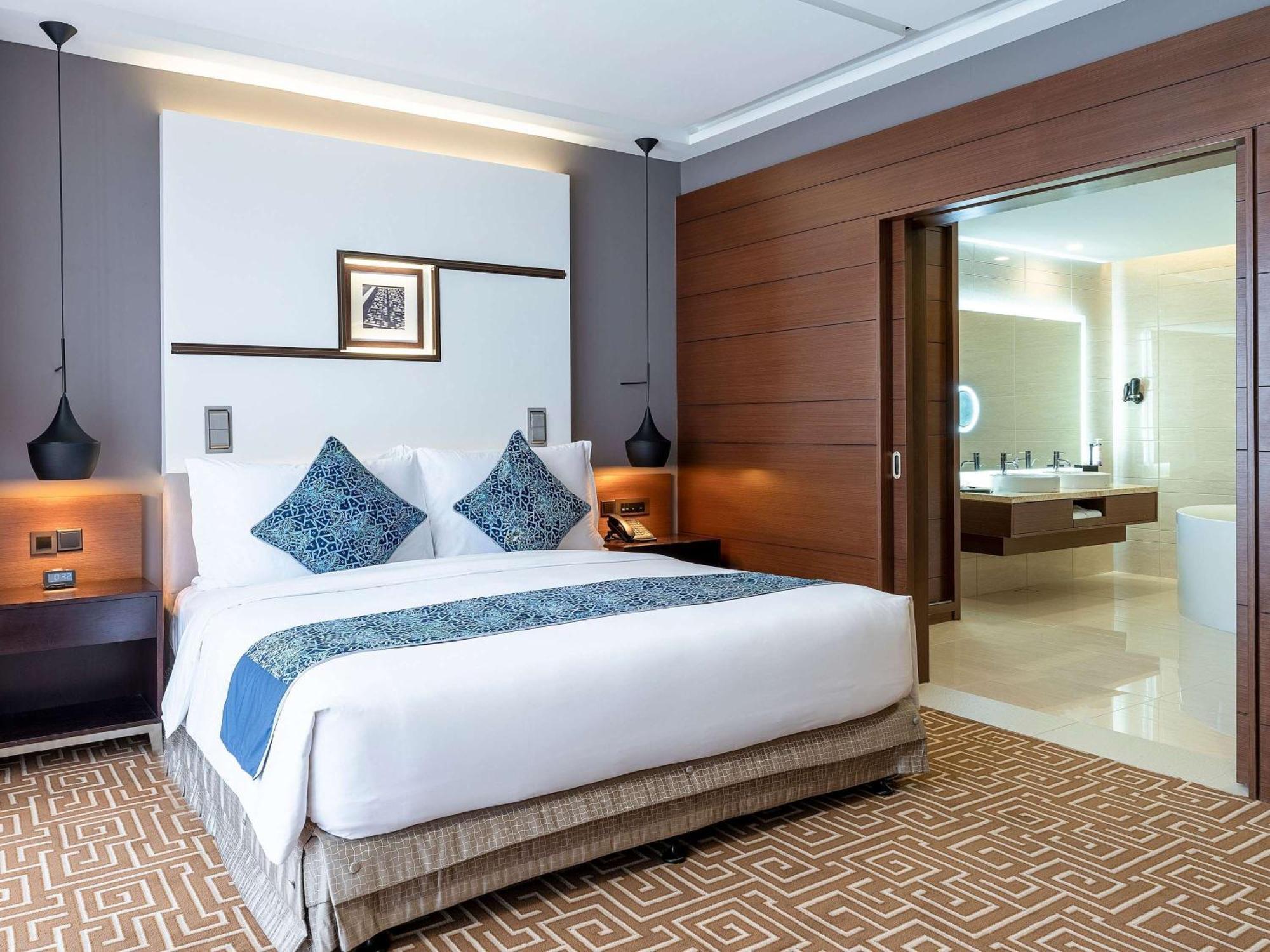 Movenpick Hotel & Convention Centre Klia Sepang Zewnętrze zdjęcie A bedroom at the hotel