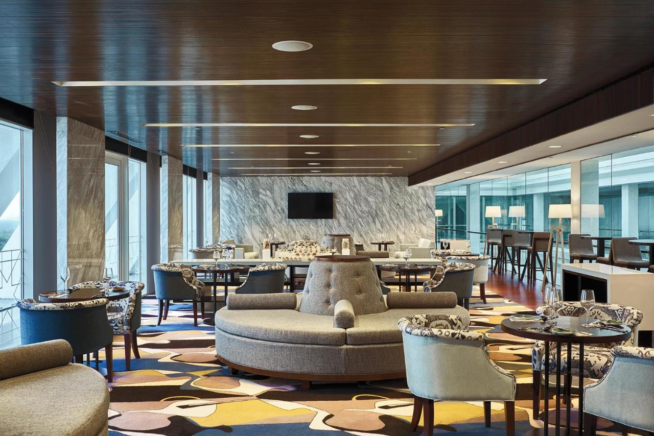 Movenpick Hotel & Convention Centre Klia Sepang Zewnętrze zdjęcie The lounge at KLIA