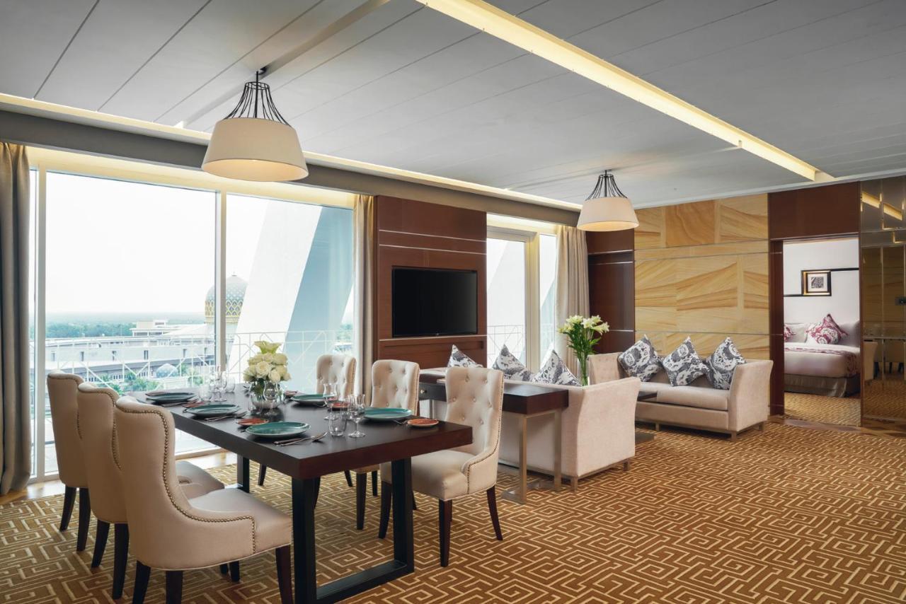 Movenpick Hotel & Convention Centre Klia Sepang Zewnętrze zdjęcie A suite at the hotel