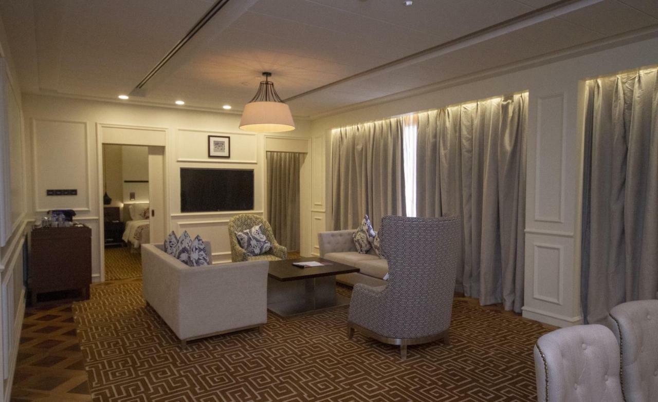 Movenpick Hotel & Convention Centre Klia Sepang Zewnętrze zdjęcie A living room in a suite at the hotel